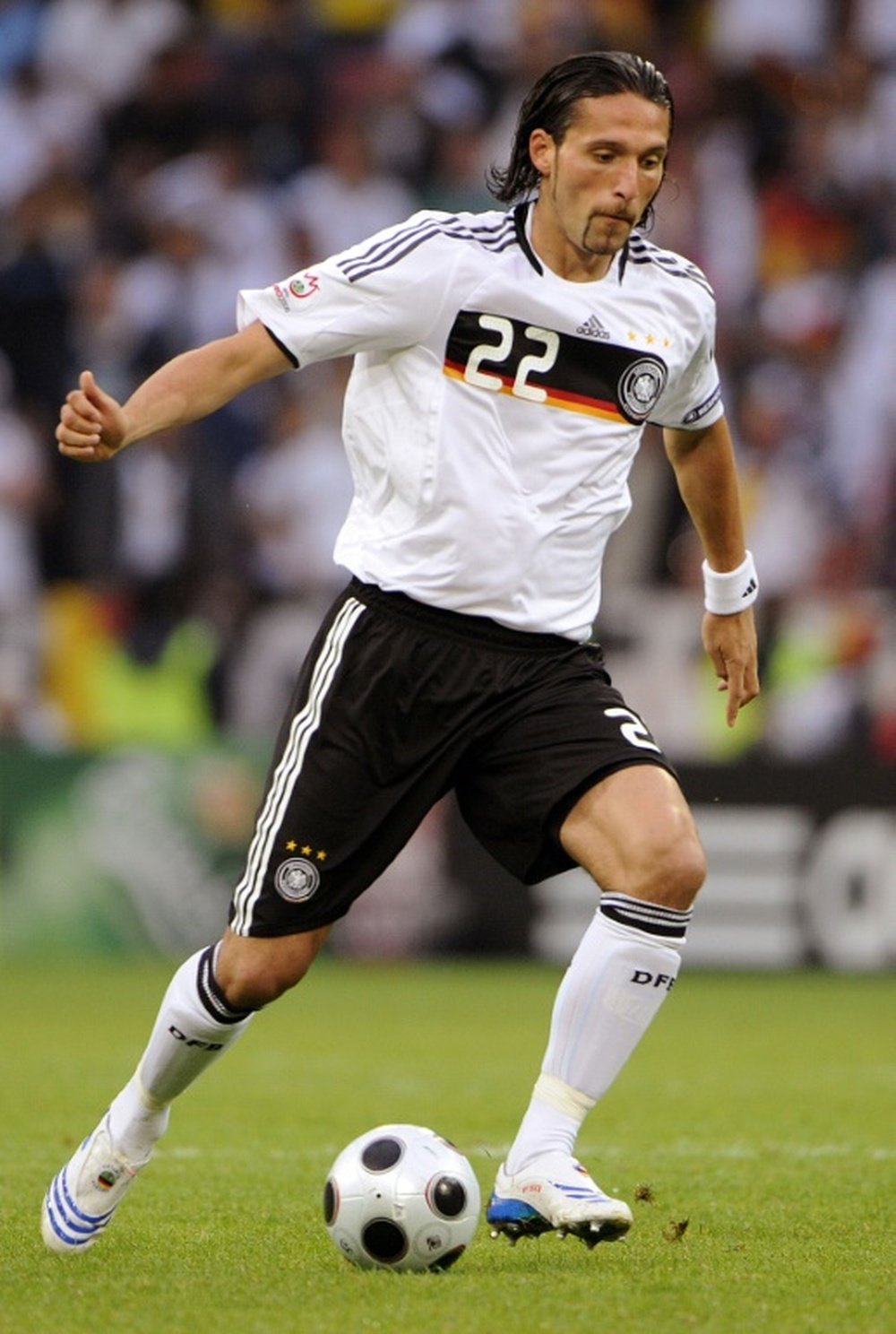 Kevin Kuraniy, alors attaquant dans l'équipe d'Allemagne, contrôle le ballon face à la Croatie. AFP