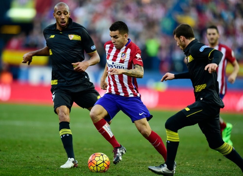 Le milieu de terrain de l'Atletico Madrid Angel Correa cerné par la défense de Séville FC. AFP