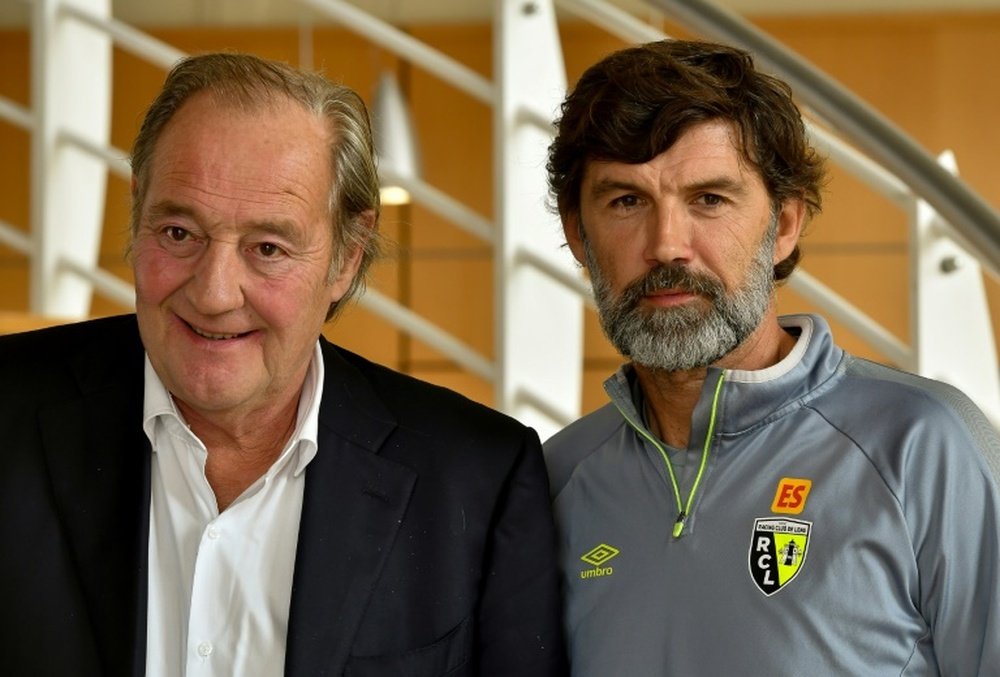 Le président du RC Lens Gervais Martel et son nouvel entraîneur Eric Sikora. AFP