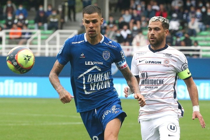 Jimmy Giraudon signe à Saint-Étienne. AFP