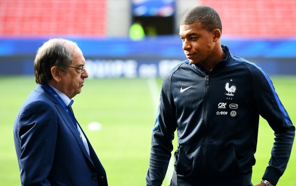 Le président de la FFF Noël Le Graët et l'attaquant des Bleus Kylian Mbappé. AFP