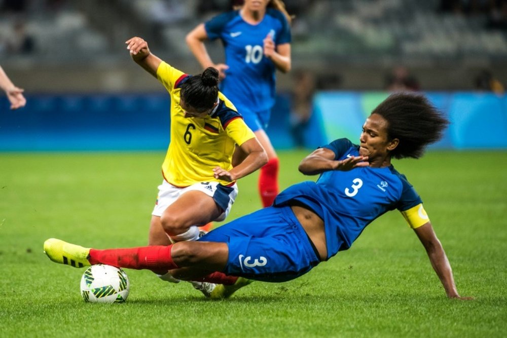 Liana Salazar et Wendie Renard lors du match France/Colombie le 3 août 2016 à Belo Horizonte. AFP