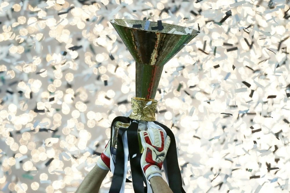 Le trophée de la Coupe dItalie brandi par le gardien et capitaine de la Juventus Gianluigi Buffon, le 23 mai 2015 à Turin