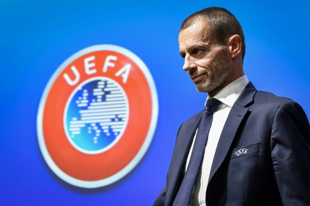 La UEFA quiere acabar el curso en agosto. AFP