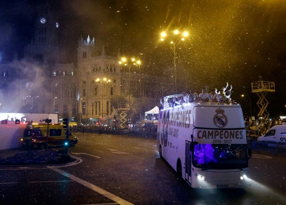 Les joueurs du Real Madrid à bord dun bus à impériale défilent dans les rus de la capitale. AFP