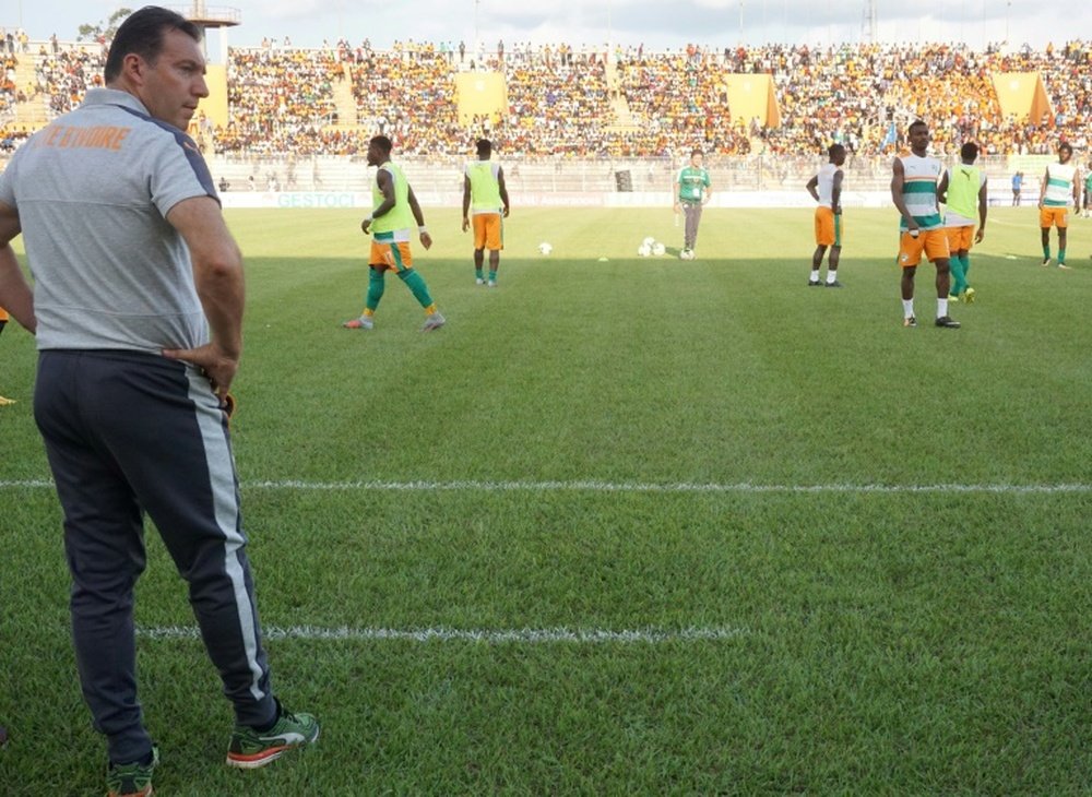 Le coach belge de la Côte d'Ivoire Marc Wilmots supervise l'échauffement de ses joueurs. AFP