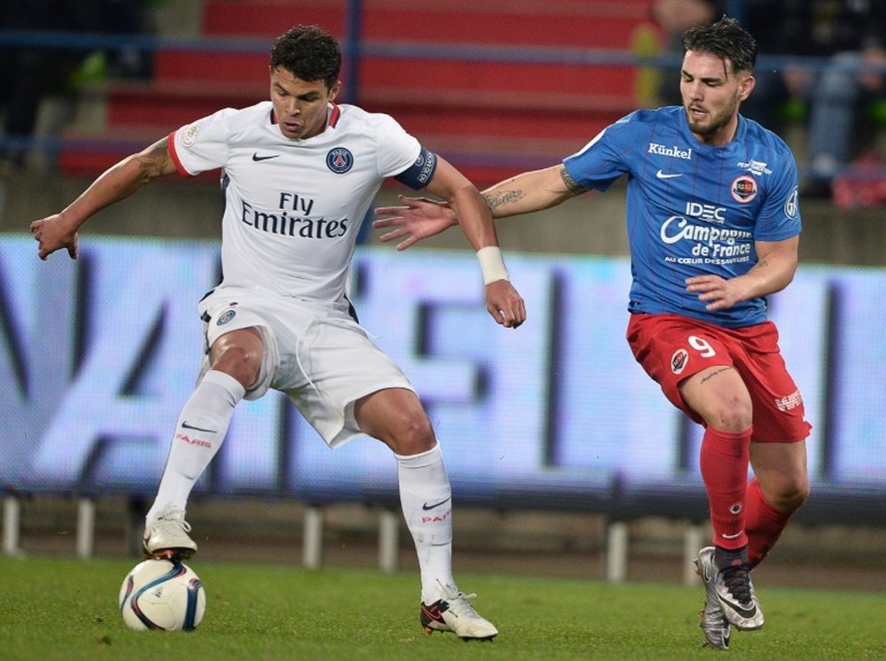 Le défenseur du PSG Thiago Silva (g) face à Caen au stade Michel dOrnano, le 19 décembre 2015