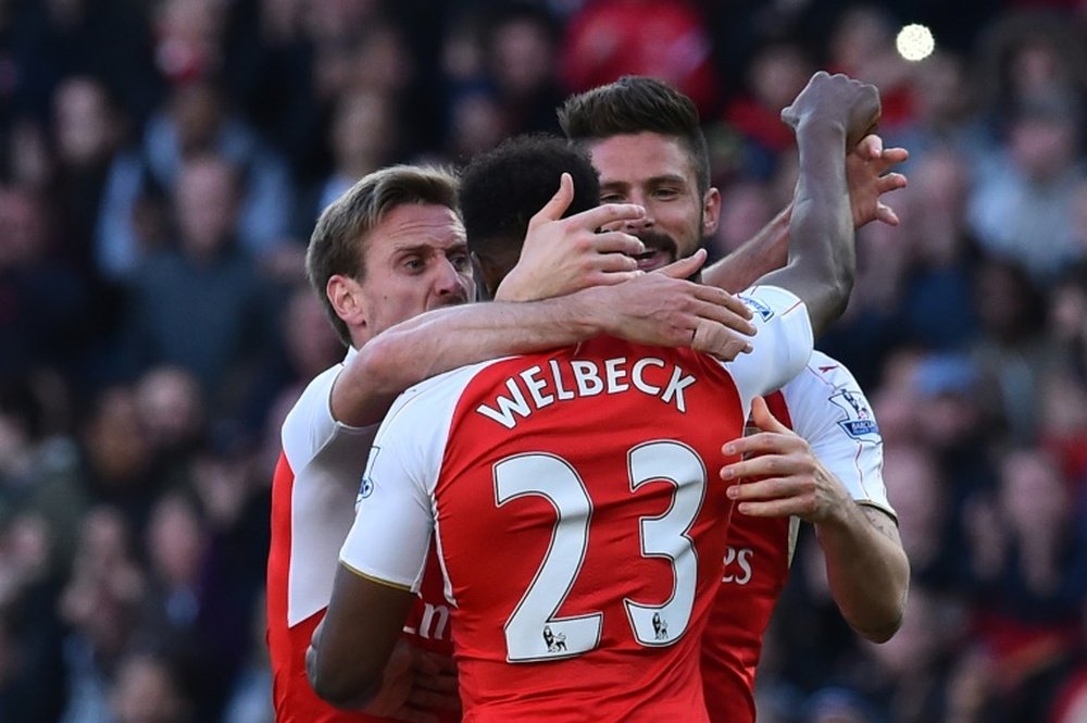 Lattaquant dArsenal Danny Welbeck félicité par ses coéquipiers après son but contre Norwich, le 30 avril 2016 à lEmirates Stadium