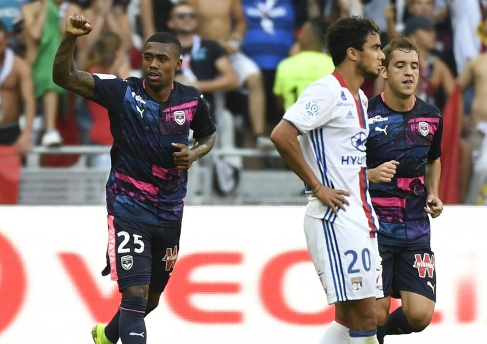 Le défenseur Rafael et l'Olympique lyonnais se sont inclinés sur leur pelouse devant Bordeaux. AFP