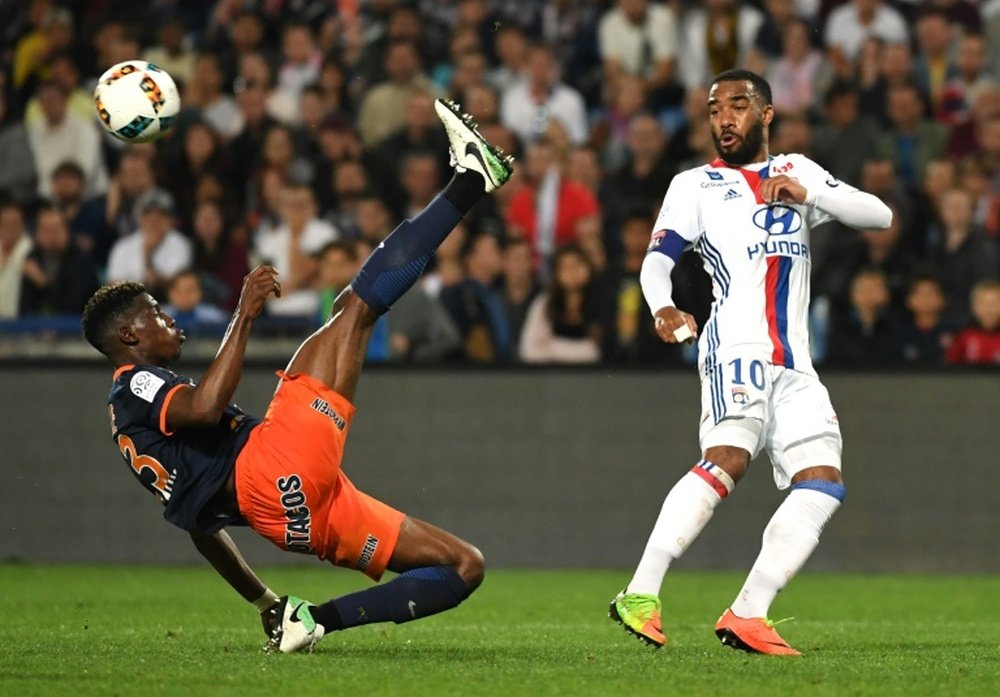 L'attaquant de Lyon Lacazetteà la lutte avec le défenseur de Montpellier Nordi Mukiele. AFP