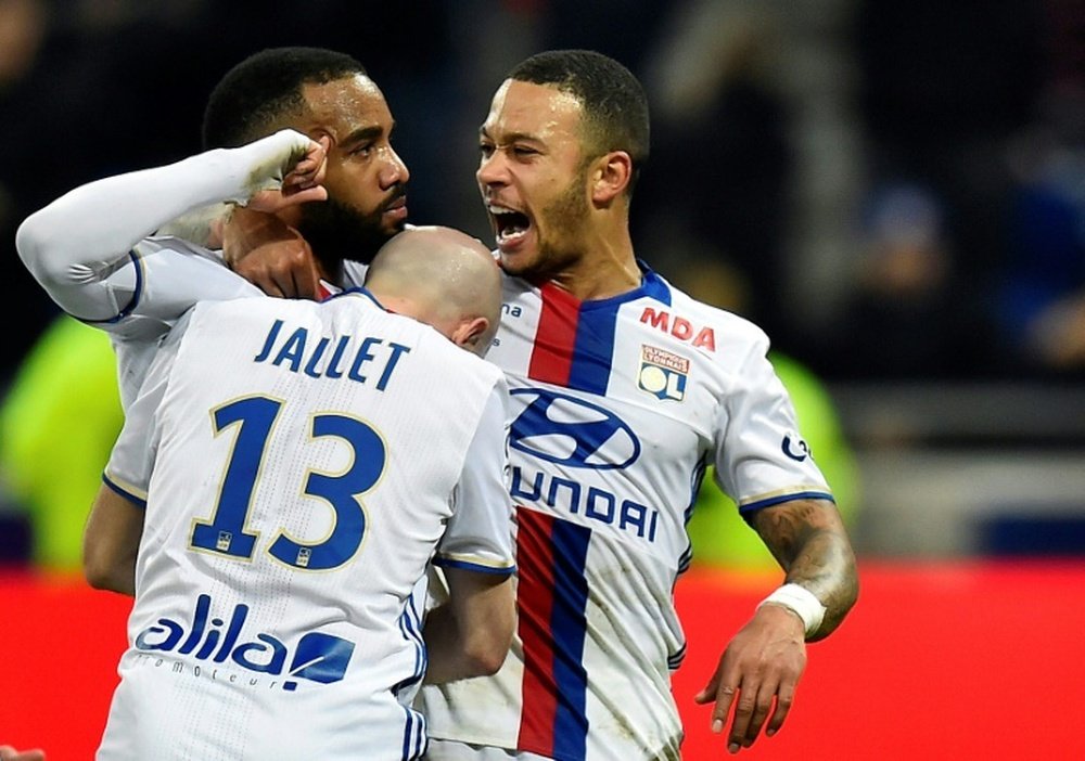 Alexandre Lacazette fête son penalty réussi pour Lyon face à Dijon. AFP