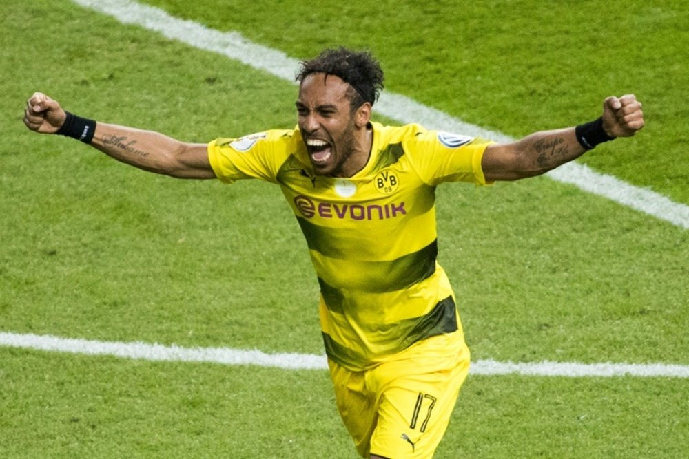 El delantero gabonés no va a salir del Borussia Dortmund. AFP/Archivo
