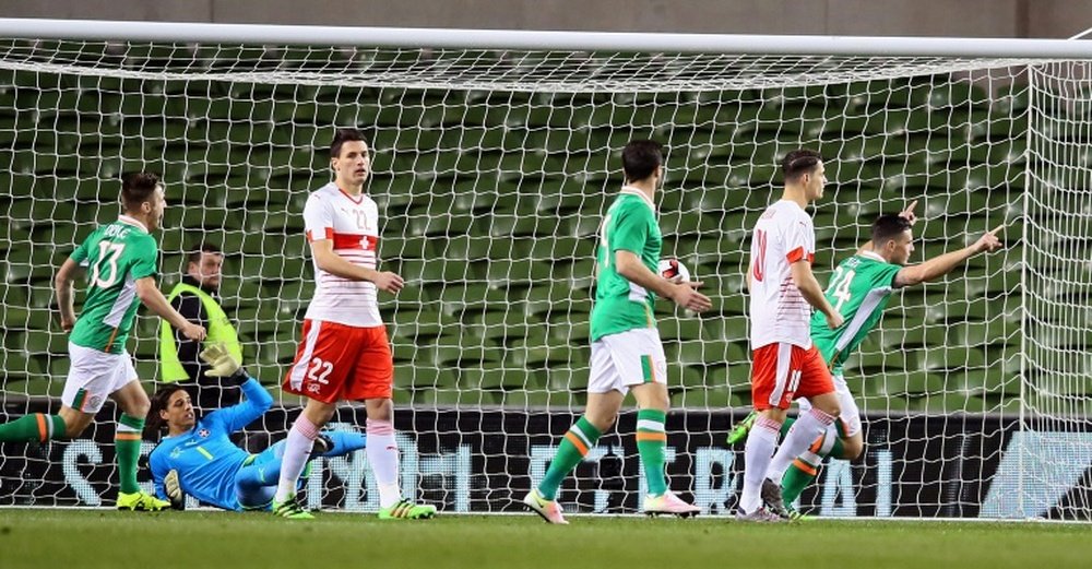 Le défenseur irlandais Ciaran Clark (D) célèbre son but face à la Suisse lors du match amical, le 25 mars 2016 à Dublin