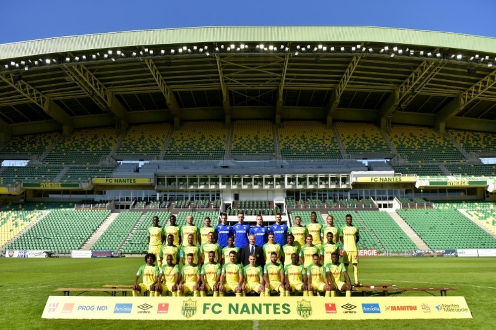 Le FC Nantes pose pour une photo officielle de la saison, dans son vieux stade de La Beaujoire. AFP