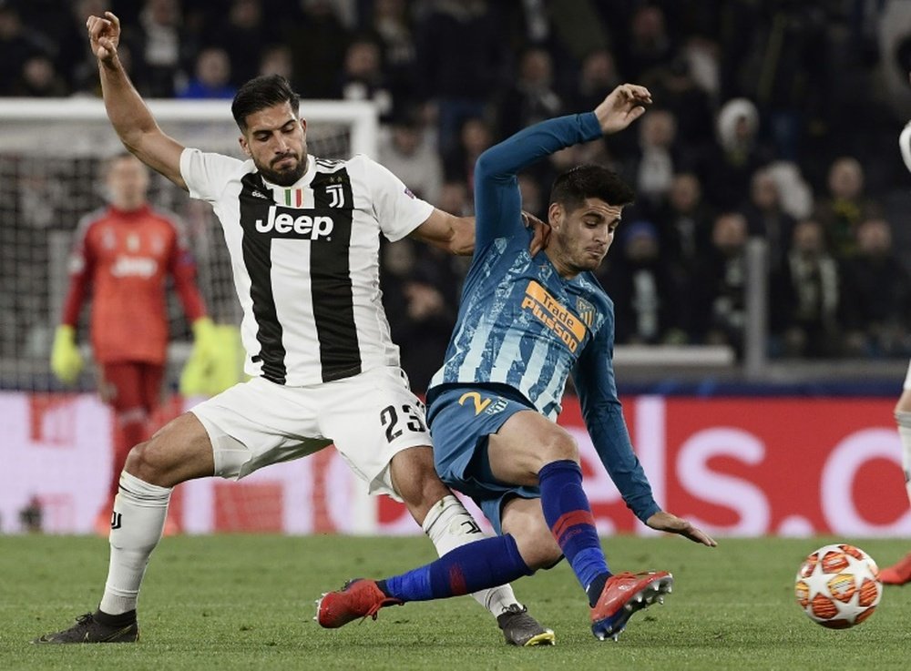 L'international allemand de la Juventus Turin Emre Can (g) tacle l'attaquant de l'Atletico Madrid's Alvaro Morata pendant le huitième de finale de la Ligue des champions le 12 mars 2019 au Juventus stadium à Turin.
