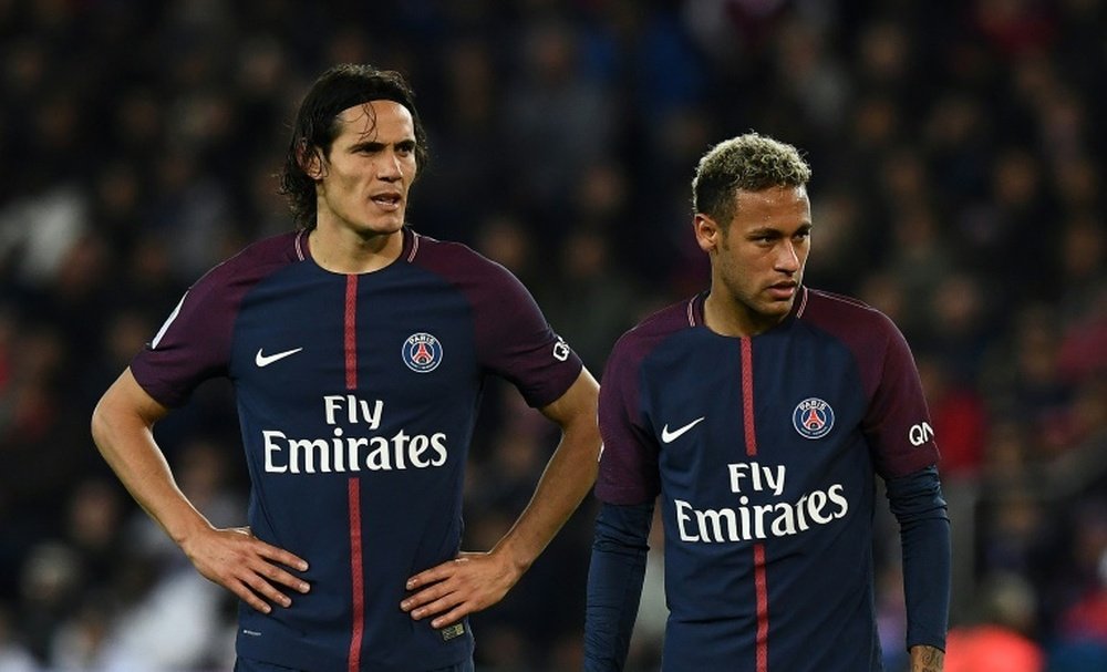 Les attaquants du PSG Edinson Cavani et Neymar Jr en position pour un coup franc face à l'OL. AFP