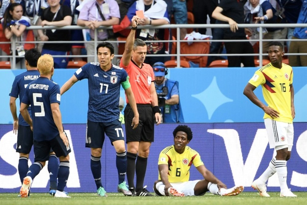 El centrocampista colombiano fue expulsado a los tres minutos. AFP