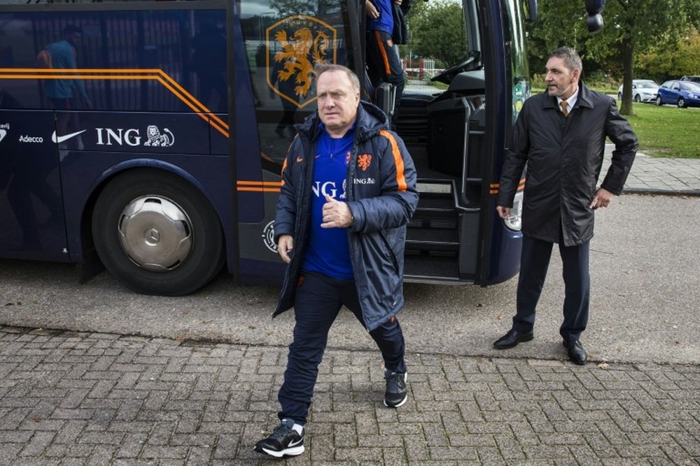 Dick Advocaat arrive à Amsterdam pour une séance d'entraînement avec l'équipe nationale. AFP