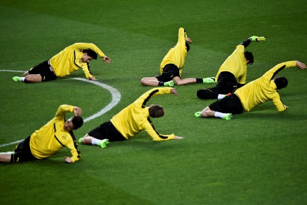 L'échauffement des joueurs du Borussia Dortmund sur la pelouse du Benfica. AFP