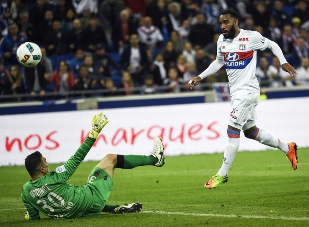 El delantero del Lyon quiere jugar lo máximo posible. AFP