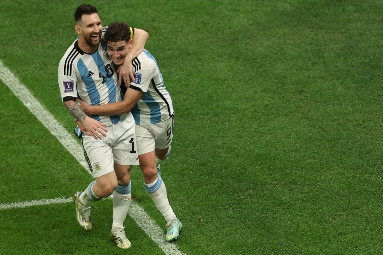 Julián Álvarez y Lionel Messi