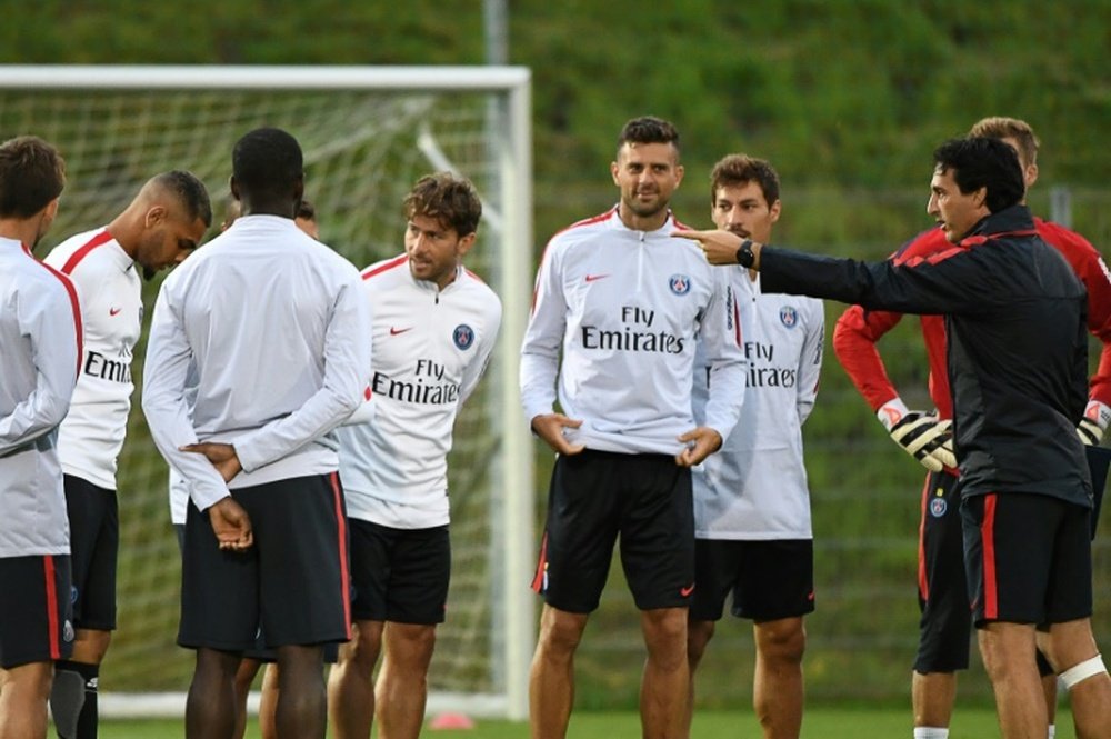 Les joueurs du PSG écoutent les consignes de leur entraîneur Unai Emery. AFP
