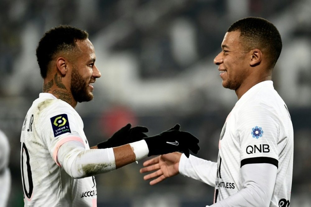 Neymar y Mbappé evitan que la siesta se transforme en disgusto. AFP