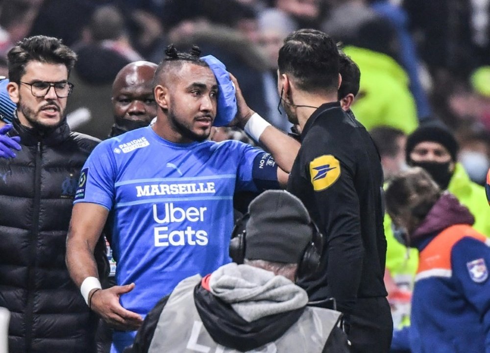 Le capitaine de l'OM Dimitri Payet touhé par une bouteille lancée par un supporter lyonnais. AFP