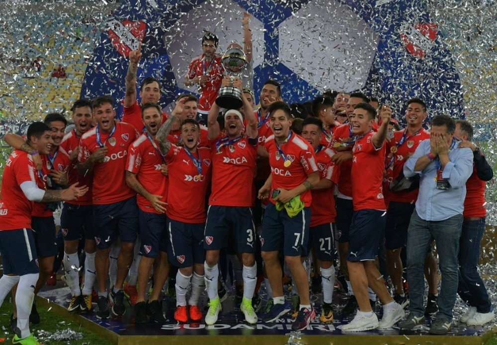 Les joueurs dIndependiente avec le trophée de la Copa Sudamericana. AFP