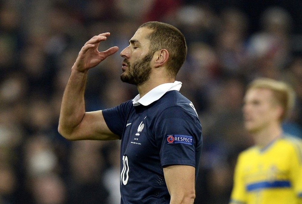 Benzema, alors en équipe de France, réagit après avoir raté un penalty face à la Suède. AFP