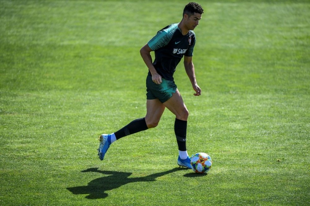 Cristiano Ronaldo pode garantir sua passagem para a sua quinta Eurocopa. AFP