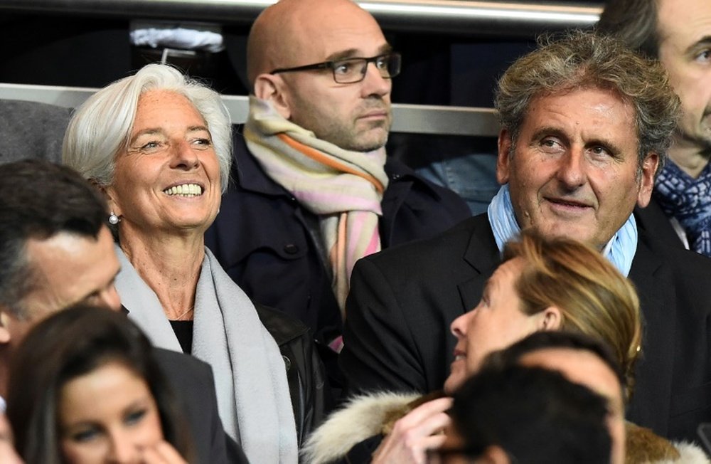 Lhomme daffaires Xavier Giocanti (d) et sa femme Christine Lagarde (g) assistent à un match de Ligue 1 de football Paris Saint-Germain (PSG) vs Olympique de Marseille (OM), le 9 novembre 2014 au Parc des Princes à Paris