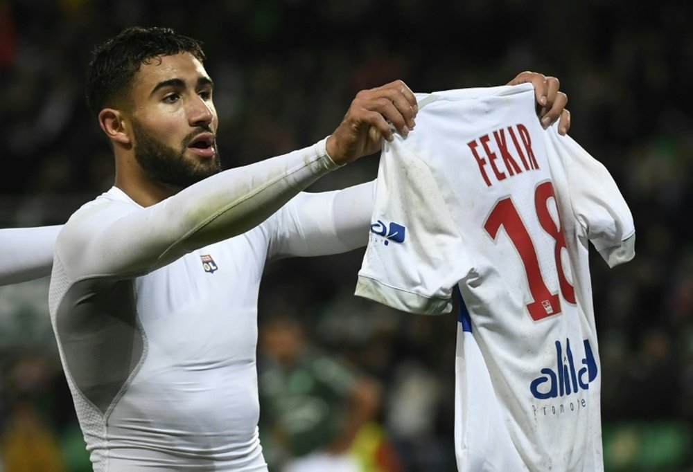 Nabil Fekir exhibe son maillot devant les supporters après son doublé contre Saint-Etienne. AFP