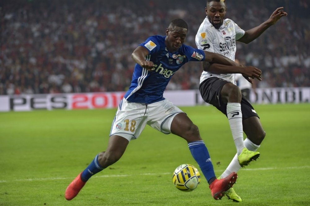 Ibrahima Sissoko (i) podría llegar al Newcastle. AFP