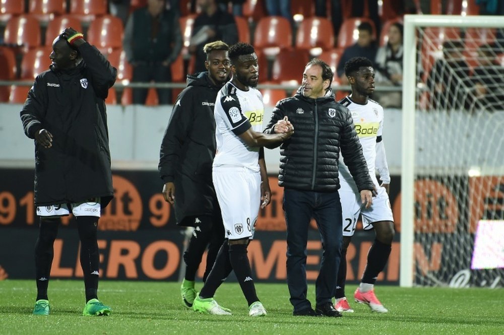 Les joueurs d'Angers et leur entraîneur Stéphane Moulin se congratulent. AFP