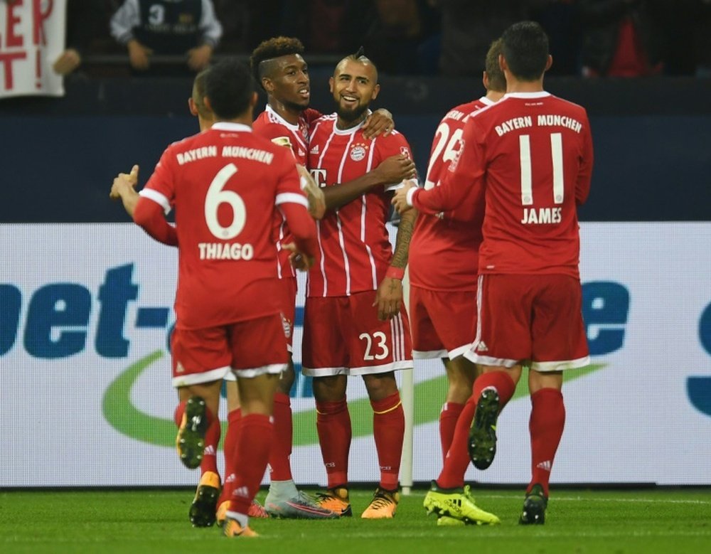 Arturo Vidal félicité par ses coéquipiers du Bayern après un but contre Schalke. AFP