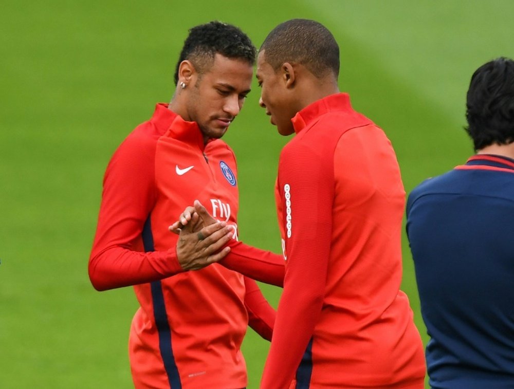 Mbappé e Neymar, companheiros de equipe no PSG. AFP