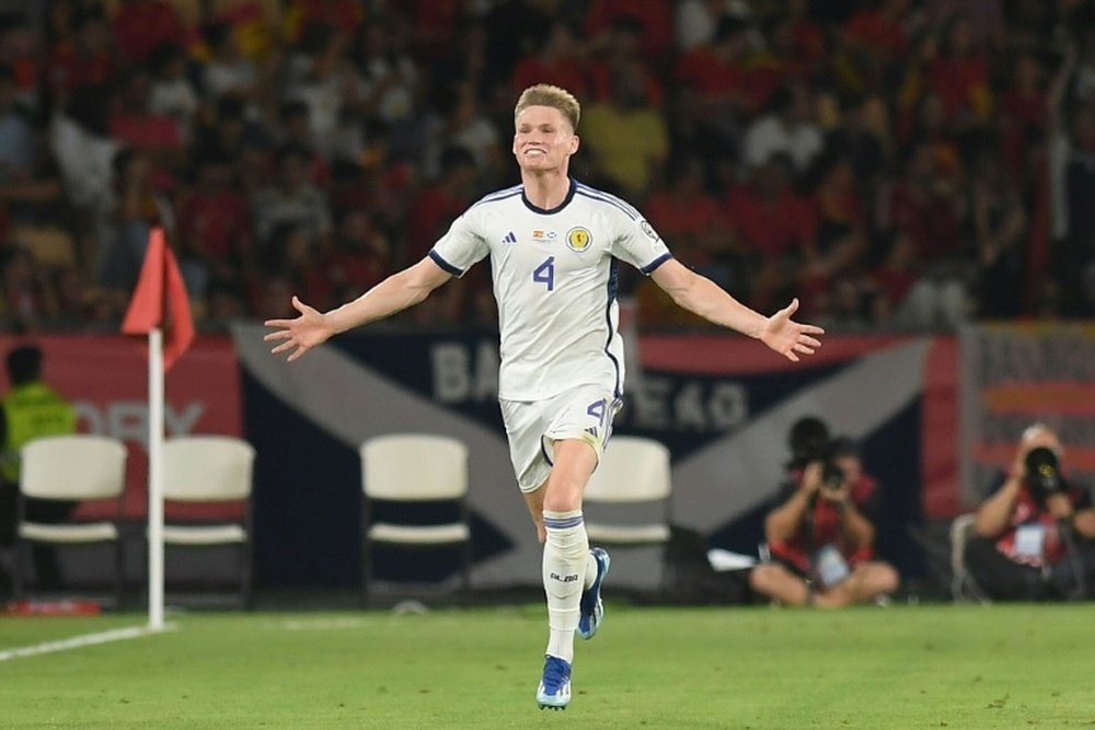 La UEFA revela que el árbitro se equivocó al señalizar el gol anulado de McTominay. AFP