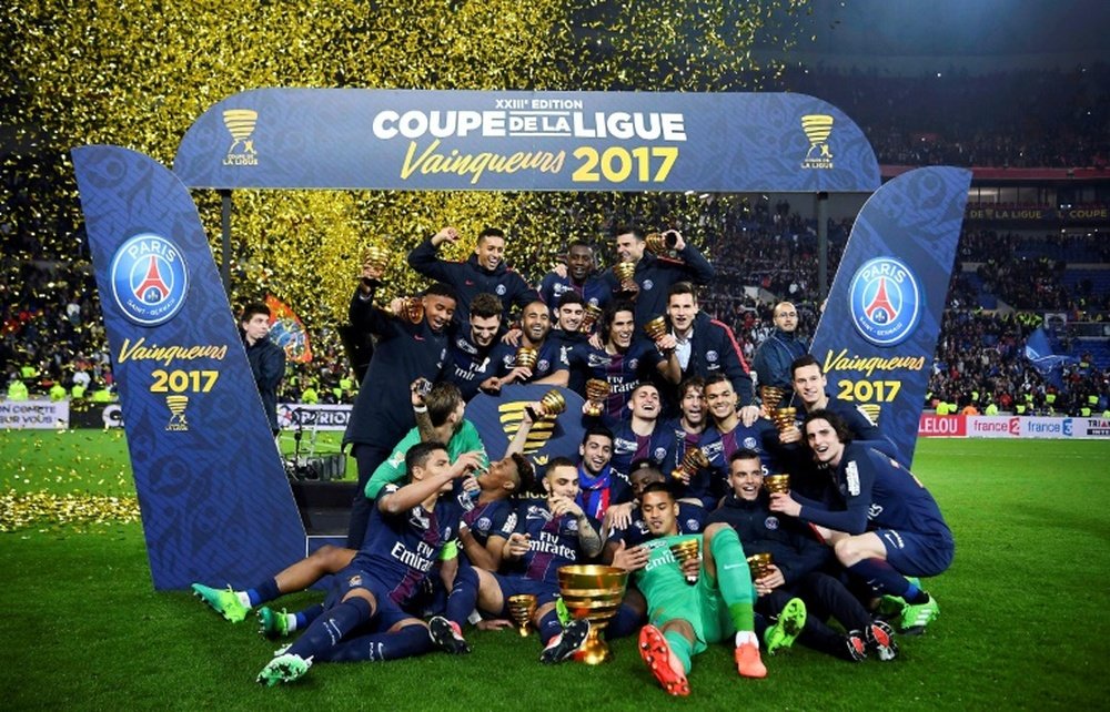 Léquipe du PSG pose avec le trophée après leur victoire face à Monaco en finale de CDL. AFP
