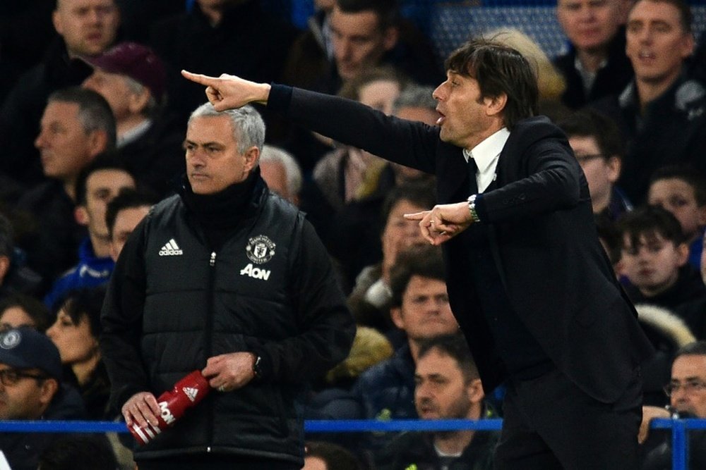 Antonio Conte et son homologue de Manchester United José Mourinho opposés. AFP