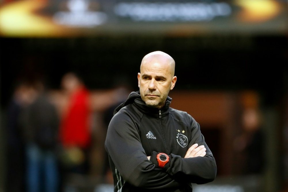 Le coach de l'Ajax Peter Bosz supervise l'entraînement de son équipe à Stocholm. AFP