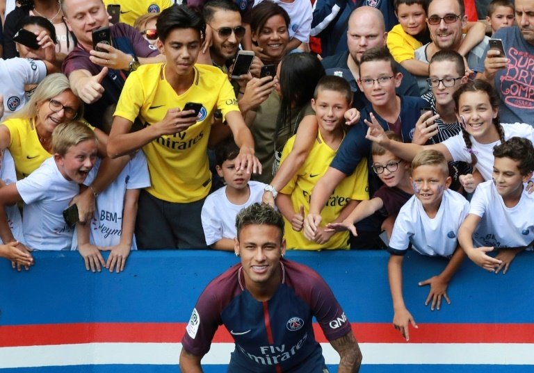 o craque brasileiro, mesmo sem jogar, já é ídolo em Paris. AFP