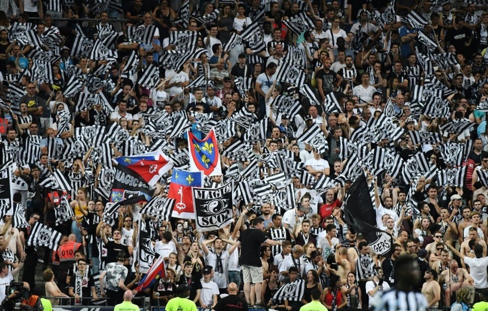 Des supporters angevins lors du match contre le PSG au Stade de France. AFP