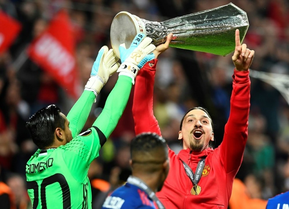 L'attaquant de Manchester United Zlatan Ibrahimovic brandit le trophée de l'Europa League. AFP
