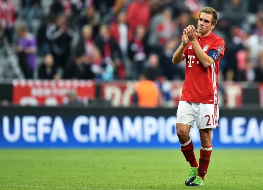 Le défenseur du Bayern Philipp Lahm applaudit les supporters à la fin du quart aller de C1. AFP