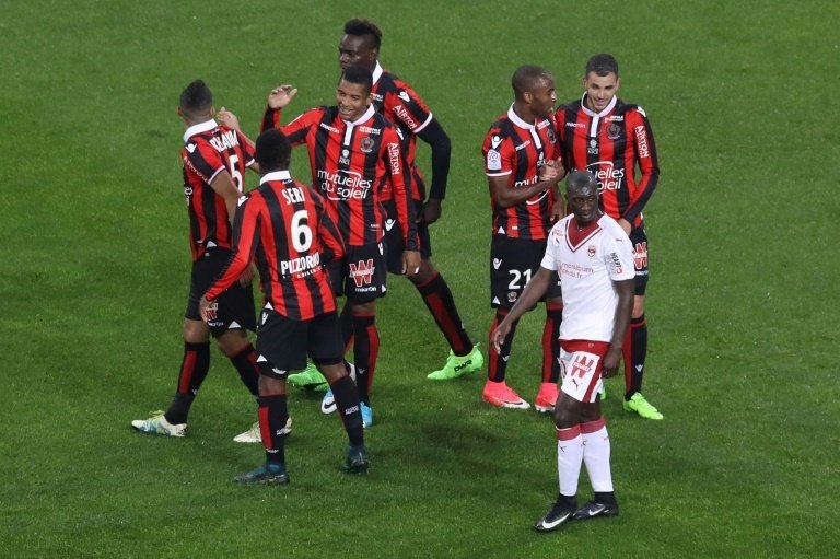 Valentin Eysseric est congratulé par ses coéquipiers après un but face à Bordeaux. AFP