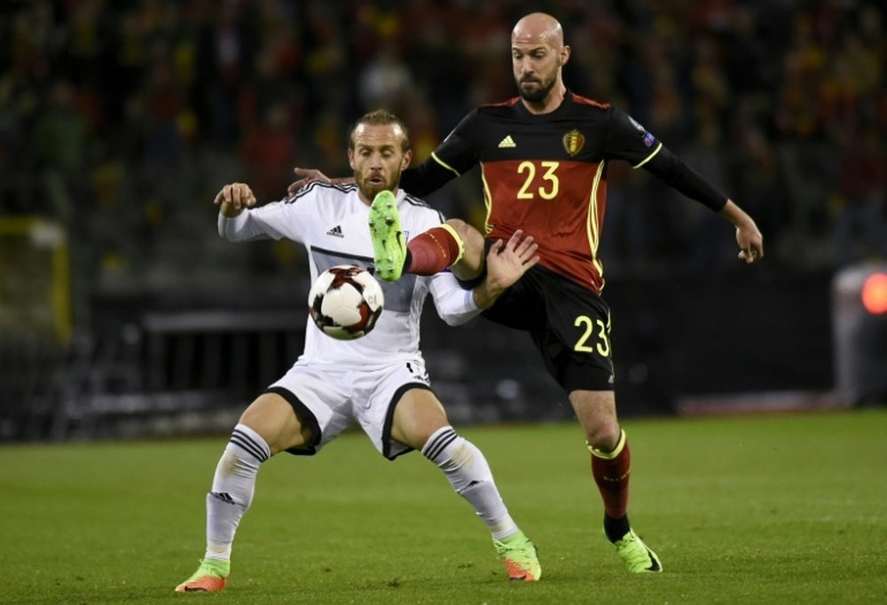 Le défenseur belge Laurent Ciman (d) lors dun match contre Chypre. AFP