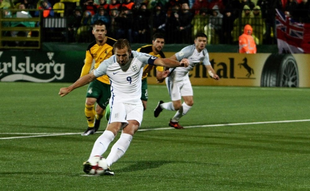 L'attaquant anglais Harry Kane transforme un penalty face à la Lituanie. AFP