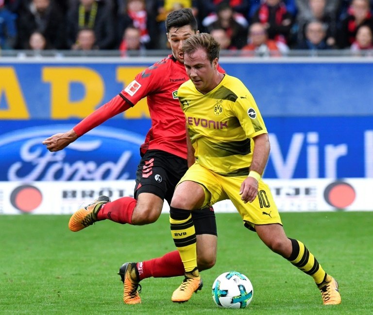 Le meneur de Dortmund Mario Götze (N.10) tente de déborder Tim Kleindienst du SC Fribourg. AFP