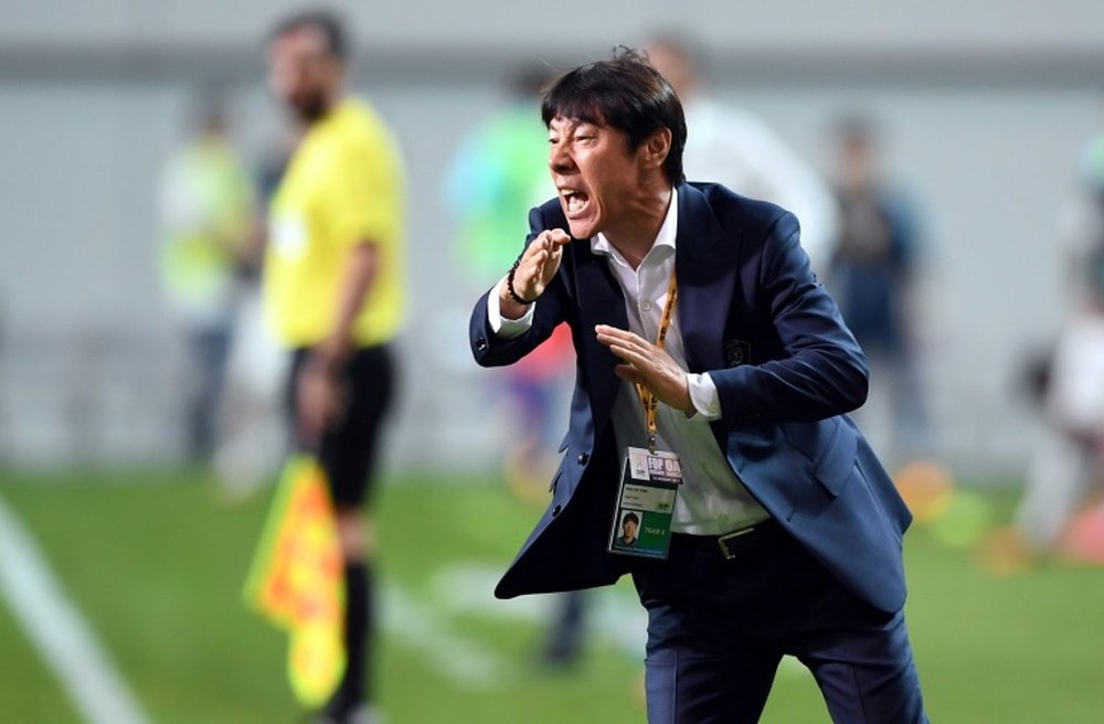 Le sélectionneur sud-coréen Shin Tae-yong donne des consignes lors d'un match de qualification. AFP